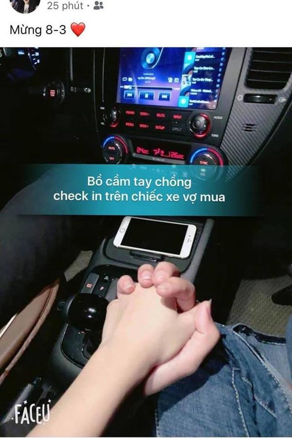 Tình yêu giữa đôi tình nhân càng trở nên vững chắc hơn khi được cùng nhau đi trên chiếc xe ô tô và nắm tay nhau. Hãy dừng lại và chụp lại khoảnh khắc ấn tượng này cùng người yêu nhé!