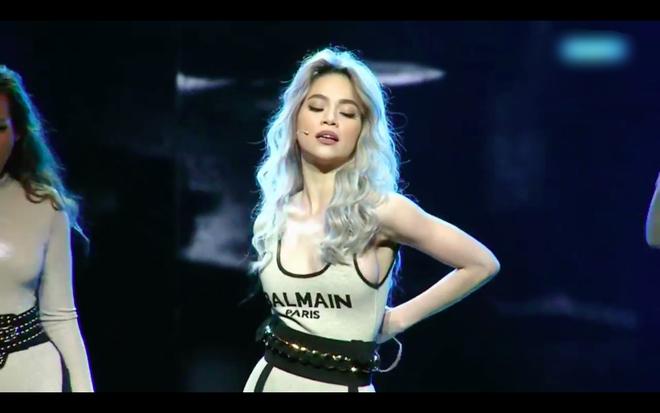 Hồ Ngọc Hà chơi lớn với mái tóc bạch kim, mặc bodysuit siêu sexy nhưng lại gặp sự cố trên sân khấu-3