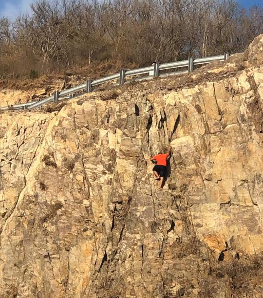 Clip gây sốc: Nam thanh niên ở Vũng Tàu chơi trội tay không leo núi đá nhưng bất ngờ rơi từ độ cao hơn 30 mét-1