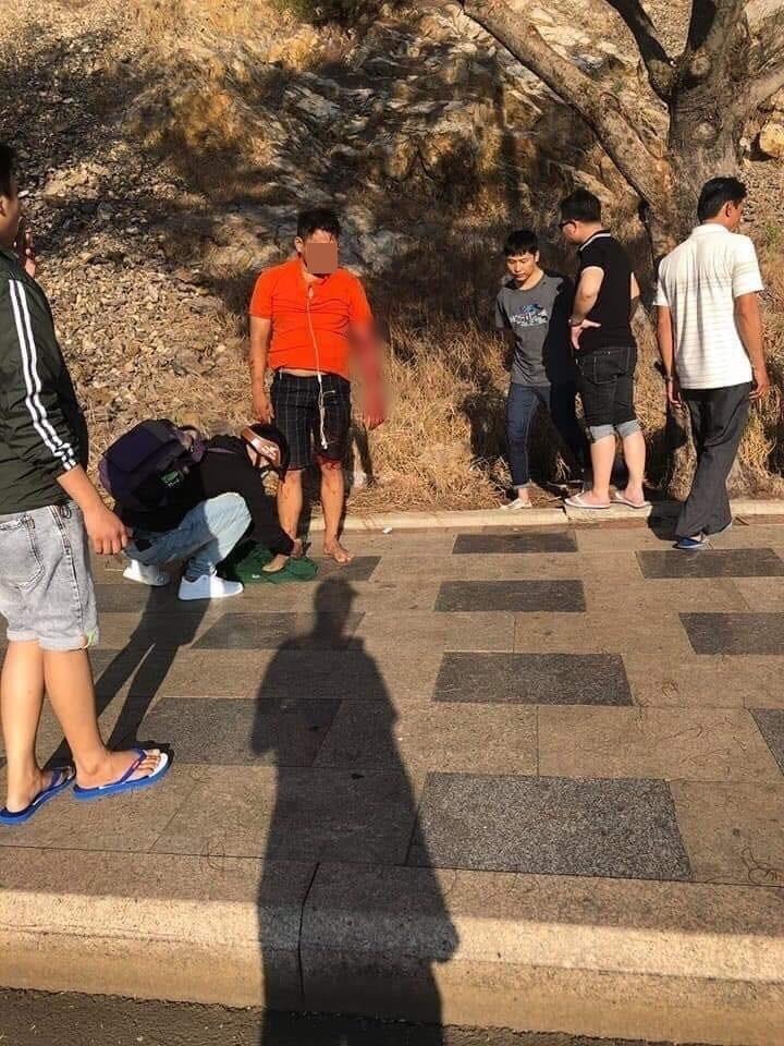 Clip gây sốc: Nam thanh niên ở Vũng Tàu chơi trội tay không leo núi đá nhưng bất ngờ rơi từ độ cao hơn 30 mét-2