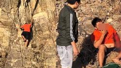 Clip gây sốc: Nam thanh niên ở Vũng Tàu chơi trội tay không leo núi đá nhưng bất ngờ rơi từ độ cao hơn 30 mét