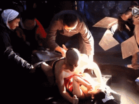 Sốc với cảnh nóng táo bạo của Bình An và nữ đại gia già-6