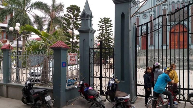 Lùi xe bất cẩn, nữ tài xế cán chết bé trai 22 tháng tuổi-2