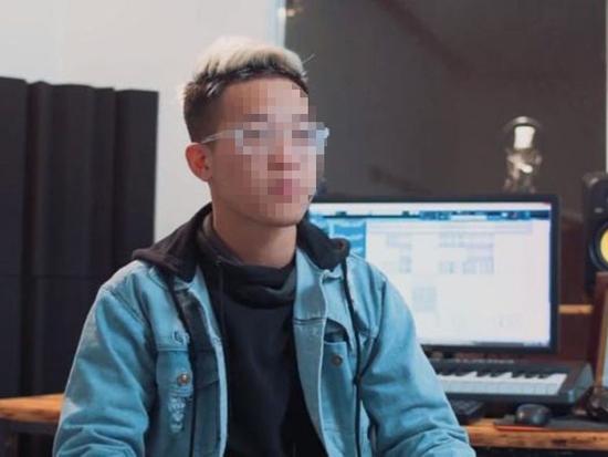 Vào trường Amsterdam quay MV mới, rapper 9X bị tố tự ý đốt sách của học sinh vì... thiếu đạo cụ