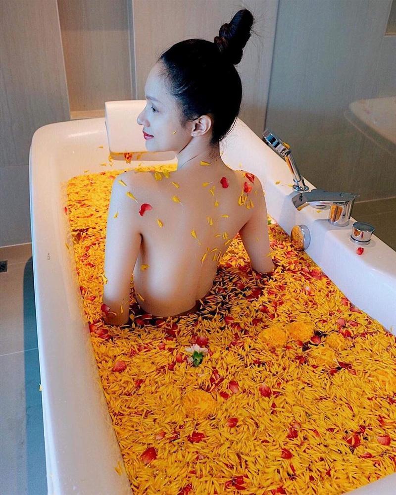 Đẹp xuất sắc như Hương Giang cũng bị lộ khoảnh khắc kém sexy với khuyết điểm thân hình khó che giấu-1