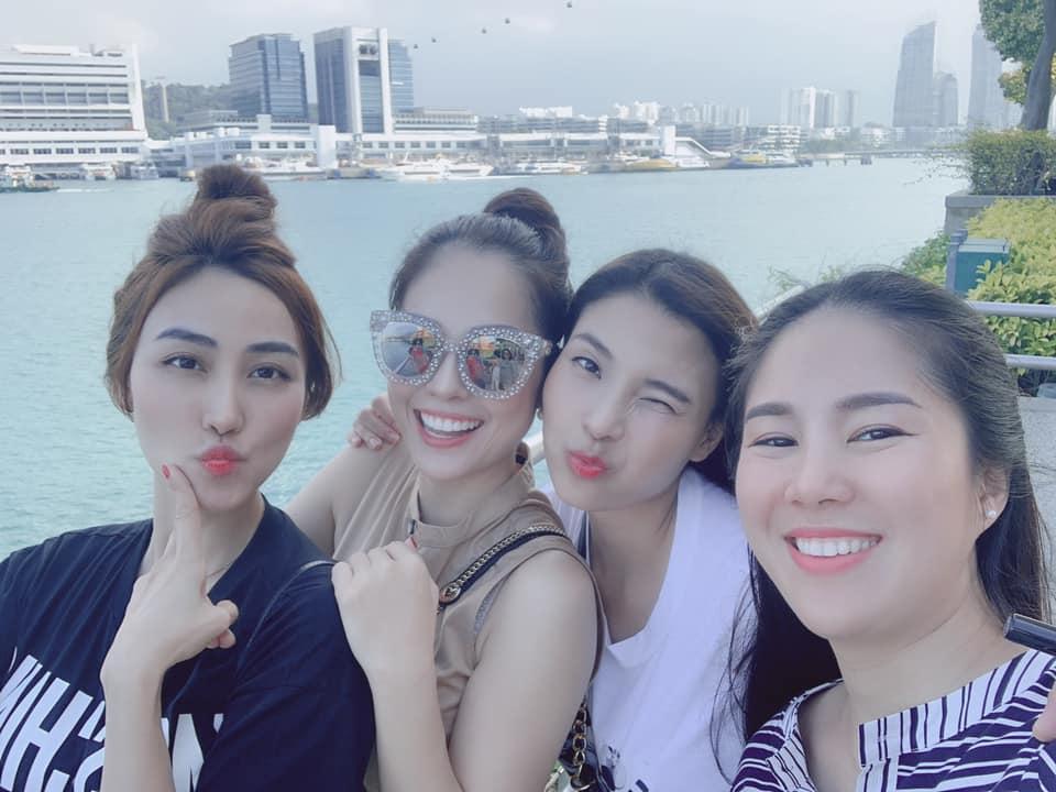 Ly hôn trong nước mắt, Dương Cẩm Lynh vẫn cùng chồng cũ đưa con trai du hí Singapore-1