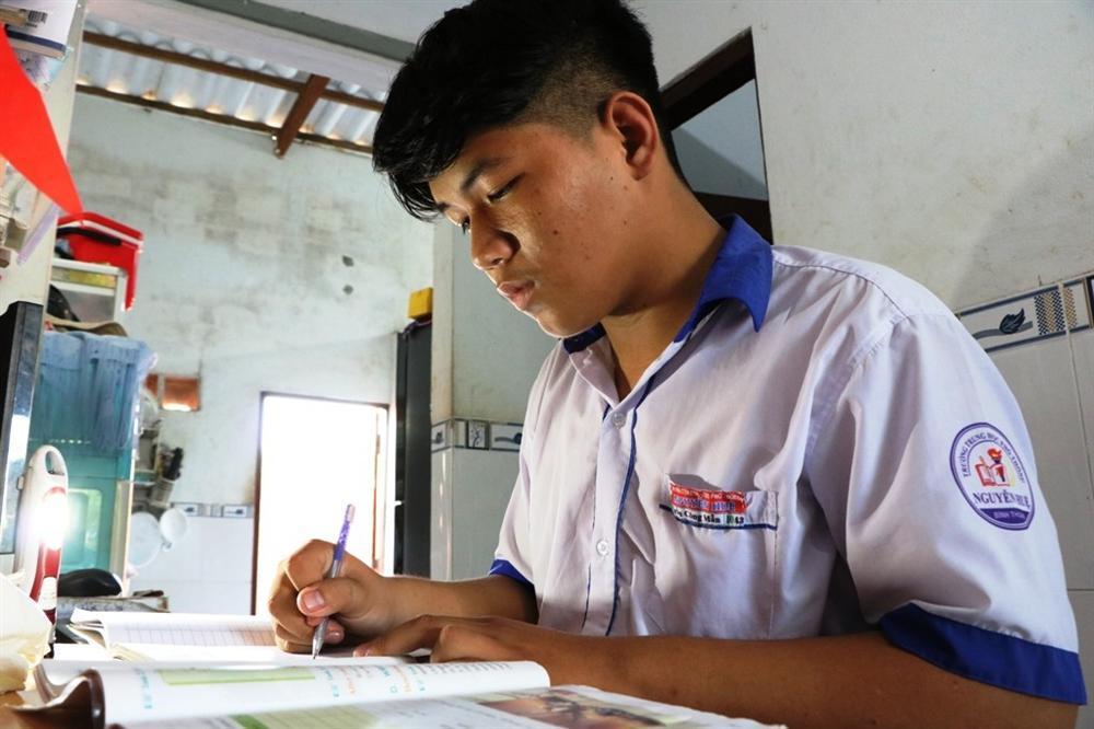 Nam sinh bị lấy nhầm ảnh minh họa trong vụ vào nhà nghỉ với cô giáo: Suy sụp, tiều tụy, không muốn đến trường-6