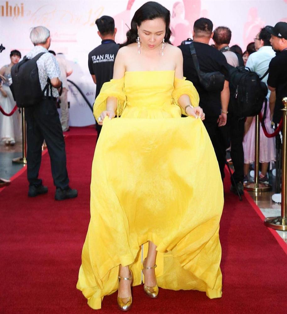 KHÔNG THỂ TIN NỔI: Phượng Chanel diện đầm dạ hội 100 triệu mà bèo nhèo chẳng khác nào váy second hand-5