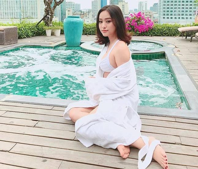 Ngỡ đâu 2 người khác nhau khi gặp các hot girl trên mạng ở ngoài đời-4