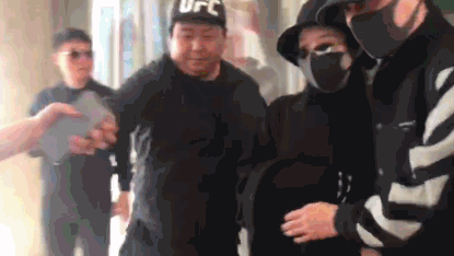 Giao cho người nhà bế quý tử vừa sinh, Phùng Thiệu Phong ôm chặt Triệu Lệ Dĩnh hộ tống vợ xuất viện-1