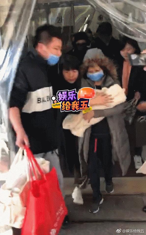 Giao cho người nhà bế quý tử vừa sinh, Phùng Thiệu Phong ôm chặt Triệu Lệ Dĩnh hộ tống vợ xuất viện-4