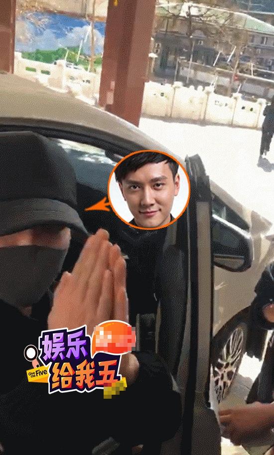 Giao cho người nhà bế quý tử vừa sinh, Phùng Thiệu Phong ôm chặt Triệu Lệ Dĩnh hộ tống vợ xuất viện-6