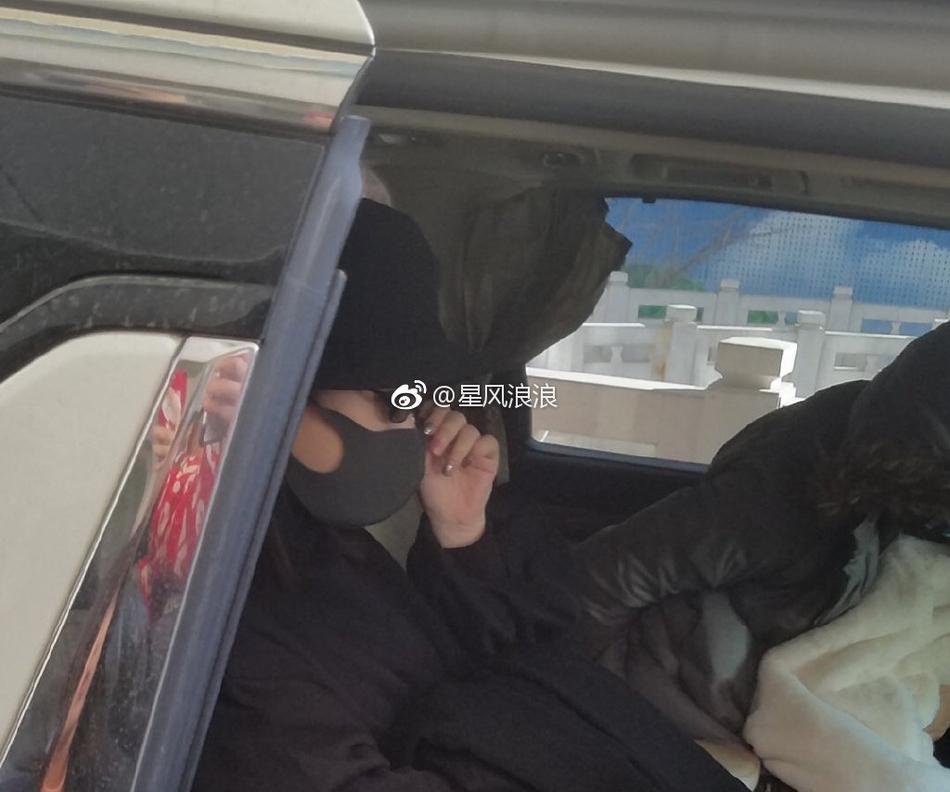 Giao cho người nhà bế quý tử vừa sinh, Phùng Thiệu Phong ôm chặt Triệu Lệ Dĩnh hộ tống vợ xuất viện-10