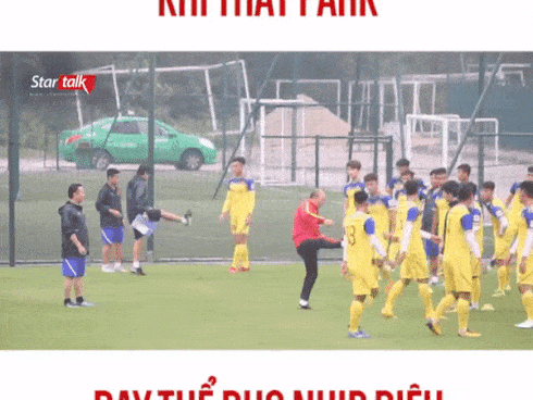 Cảm động clip HLV Park ôm từng cầu thủ cảm ơn, hỏi han từng học trò bị chấn thương sau trận đại thắng Thái Lan-3
