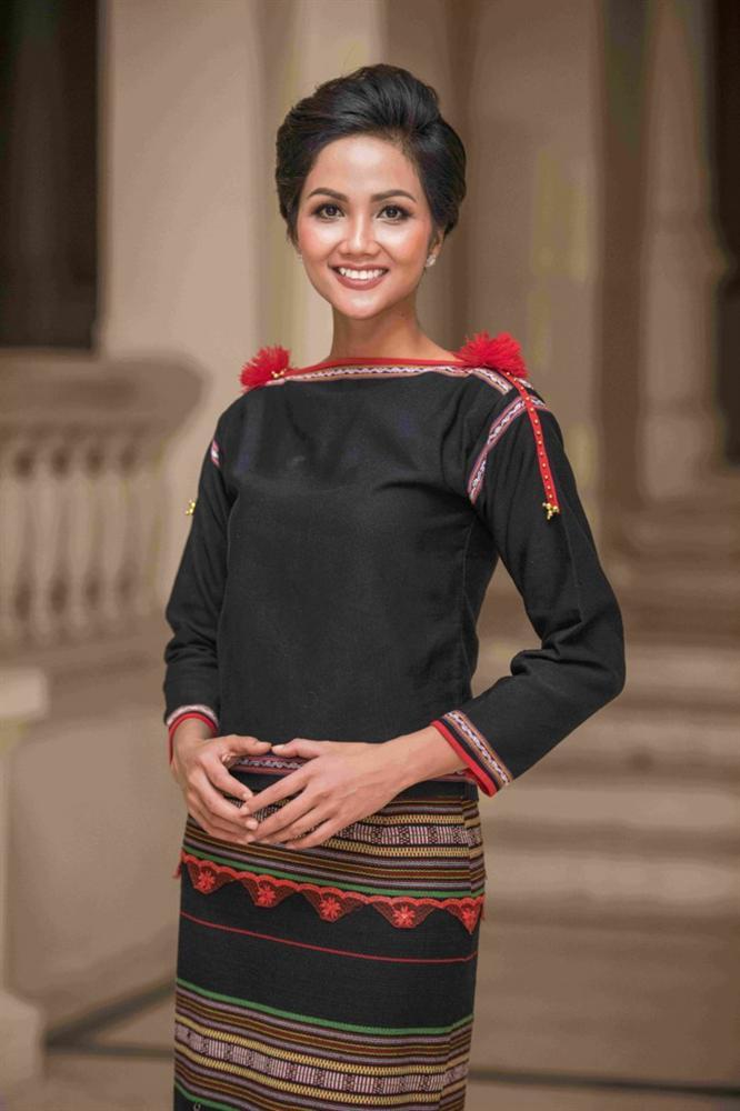 Dân mạng hết hồn với tượng sáp của HHen Niê vì gương mặt dữ dằn không giống phiên bản gốc-3