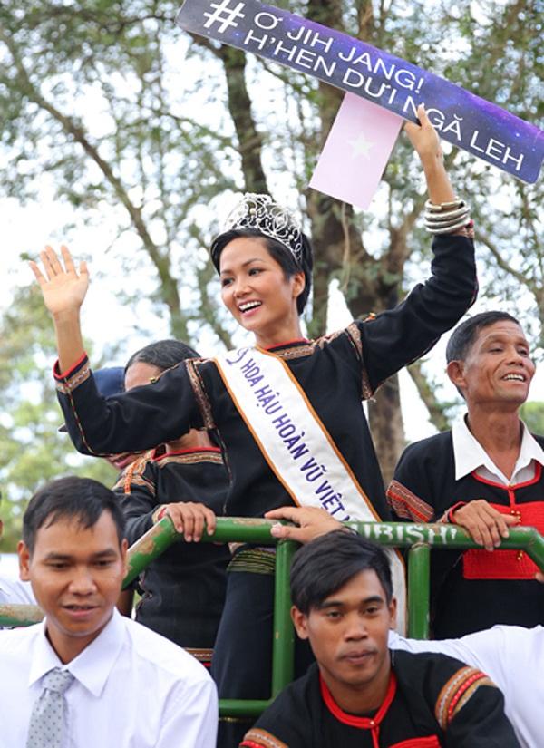 Dân mạng hết hồn với tượng sáp của HHen Niê vì gương mặt dữ dằn không giống phiên bản gốc-5