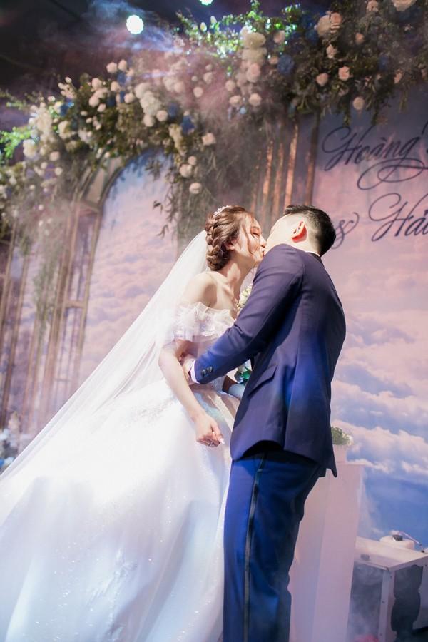 Dàn biên tập viên VTV3 cùng hội tụ chúc mừng đám cưới ngọt lịm của chàng MC ‘Cà phê Sáng’-5