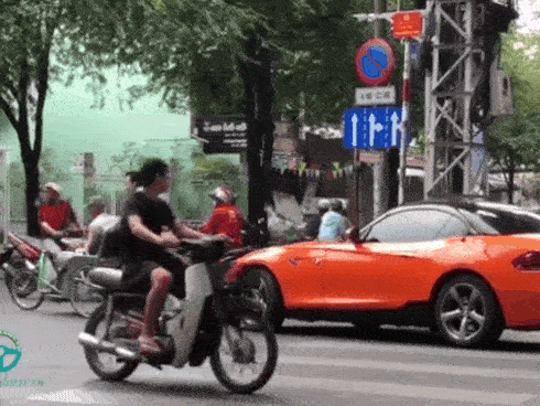 Rụng tim trước soái ca BMW đẩy xe lăn giúp cụ già bán vé số qua đường-1