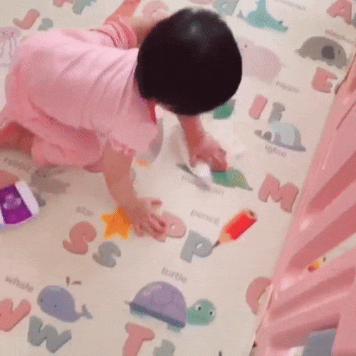 Ái nữ 1 tuổi nhà Đặng Thu Thảo bò tới bò lui lau nhà thoăn thoắt khiến ai xem cũng phải ngỡ ngàng-2