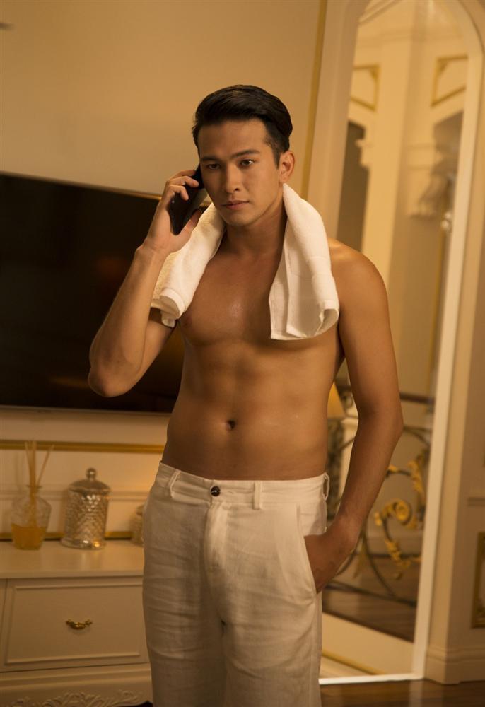 Danh tính không phải dạng vừa của nam chính 6 múi trong MV Em đã thấy anh cùng người ấy made by Hương Giang Idol-2