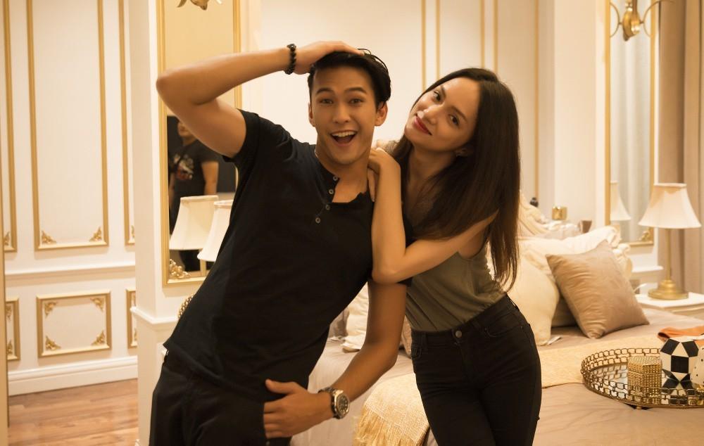 Danh tính không phải dạng vừa của nam chính 6 múi trong MV Em đã thấy anh cùng người ấy made by Hương Giang Idol-6