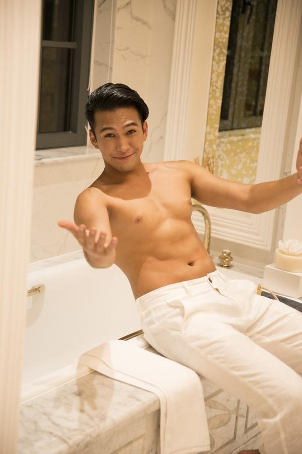 Danh tính không phải dạng vừa của nam chính 6 múi trong MV Em đã thấy anh cùng người ấy made by Hương Giang Idol-5