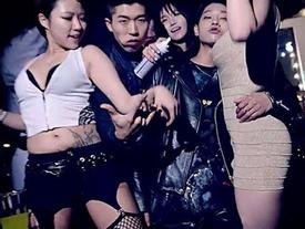 MV như phim 18+ của nam ca sĩ phát tán clip nóng cùng Seungri MV như phim 18+ của nam ca sĩ phát tán clip nóng cùng Seungri