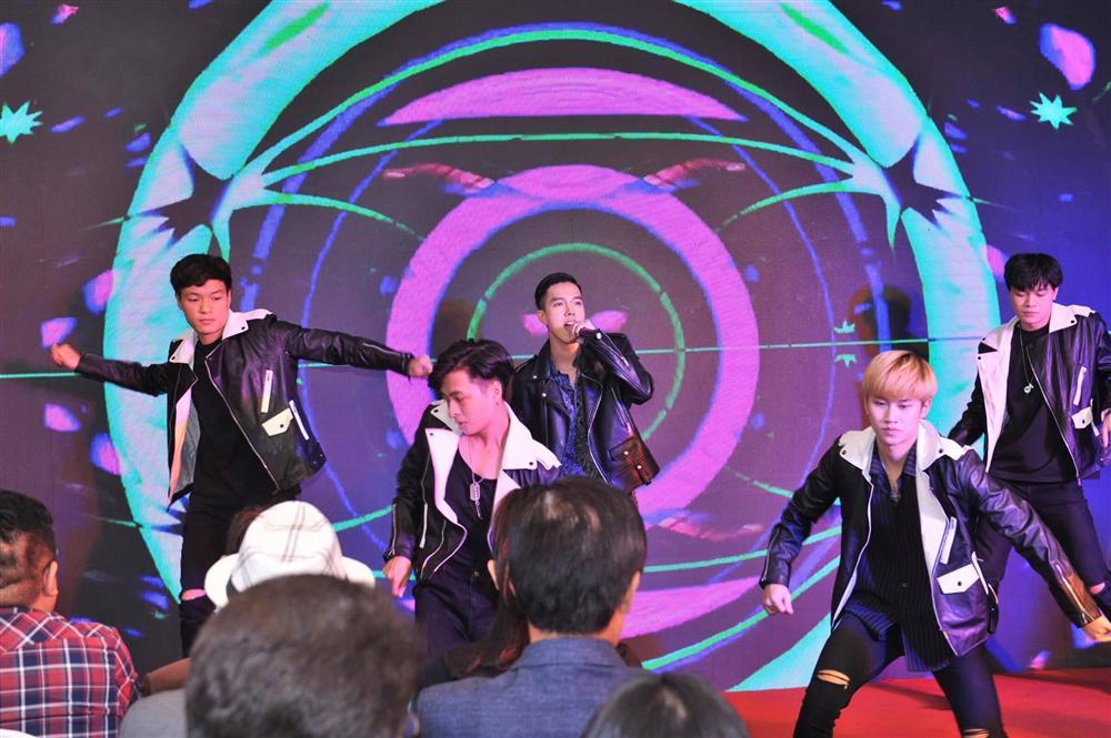 Lâu lâu mới lại khoe giọng hát, hotboy Minh Châu đốt cháy sân khấu với hit Ghen của Min và Erik-1