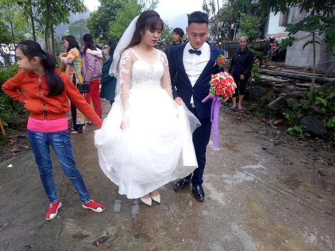 Vô tình lọt vào ống kính, nhân vật này còn hot hơn cả cô dâu, chú rể-1