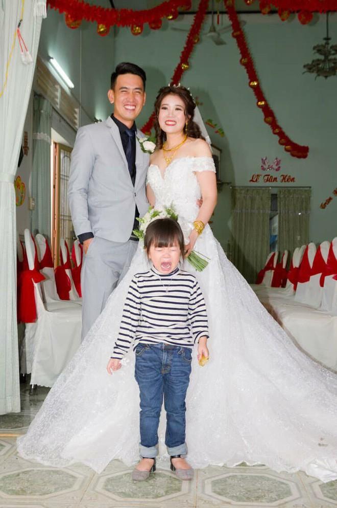 Vô tình lọt vào ống kính, nhân vật này còn hot hơn cả cô dâu, chú rể-2