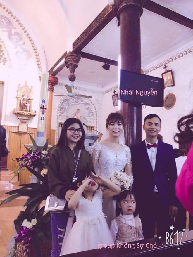 Vô tình lọt vào ống kính, nhân vật này còn hot hơn cả cô dâu, chú rể-3