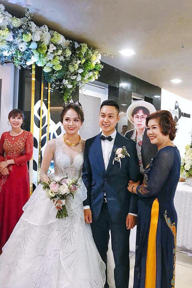 Vô tình lọt vào ống kính, nhân vật này còn hot hơn cả cô dâu, chú rể-4