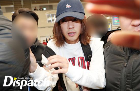 Khổ lây vì bê bối Seungri Big Bang: Nam ca sĩ phát tán clip sex mặt mũi tiều tụy, bị bao vây khi vừa đặt chân về Hàn Quốc-5