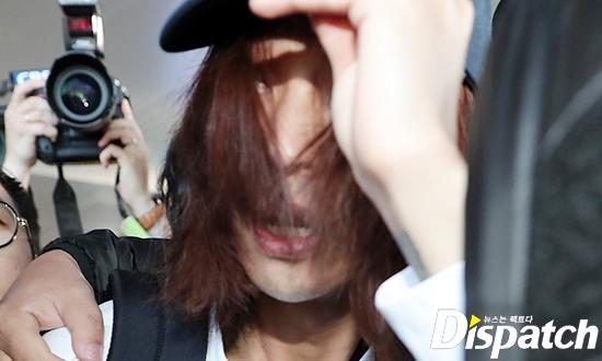 Khổ lây vì bê bối Seungri Big Bang: Nam ca sĩ phát tán clip sex mặt mũi tiều tụy, bị bao vây khi vừa đặt chân về Hàn Quốc-8