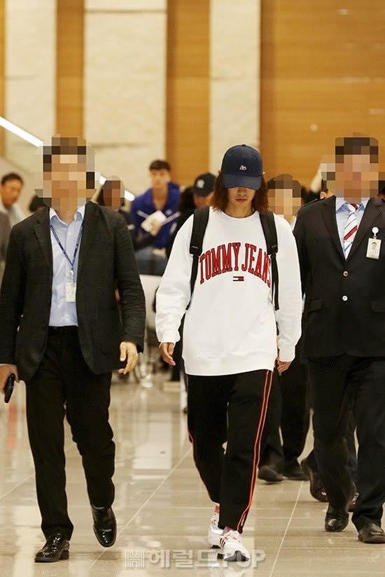 Khổ lây vì bê bối Seungri Big Bang: Nam ca sĩ phát tán clip sex mặt mũi tiều tụy, bị bao vây khi vừa đặt chân về Hàn Quốc-11