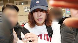 Khổ lây vì bê bối Seungri Big Bang: Nam ca sĩ phát tán clip sex mặt mũi tiều tụy, bị bao vây khi vừa đặt chân về Hàn Quốc