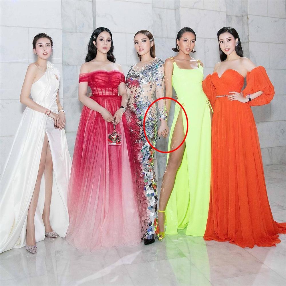 Minh Triệu nhờ dân mạng giải mã chiếc váy xẻ sâu hoắm, kết quả ai nấy hốt hoảng vì nhìn rõ siêu mẫu lộ hết rồi-11