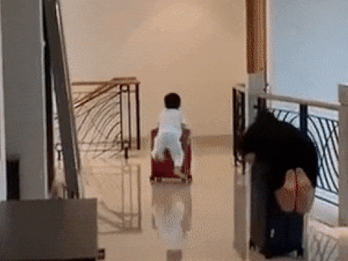 Biến vali thành xe đua với con trai, Thu Minh không ngờ bị ngã sấp mặt đau tím tái trên hành lang-1