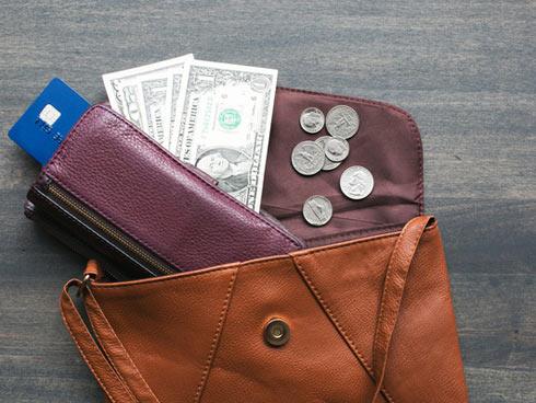 Nên để những thứ gì vào ví để tiền vào như nước, sung sướng an nhàn?