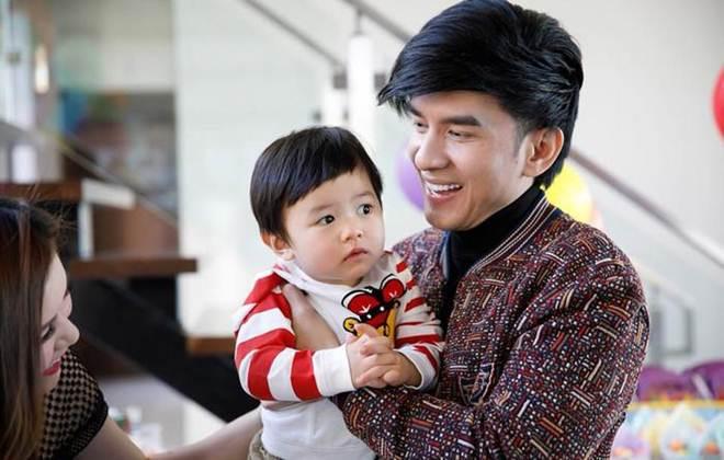 Rất ít gặp ba và đây là biểu cảm của con trai Đan Trường khi nghe mẹ nhắc đến ba-5