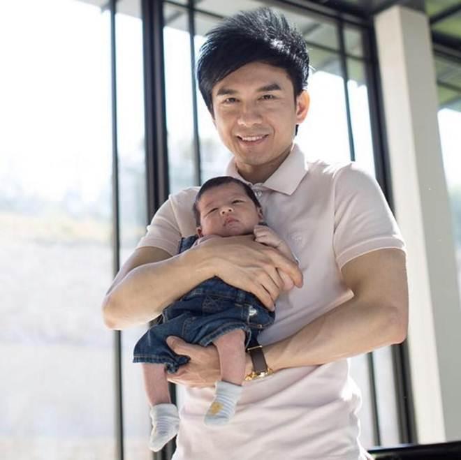 Rất ít gặp ba và đây là biểu cảm của con trai Đan Trường khi nghe mẹ nhắc đến ba-6