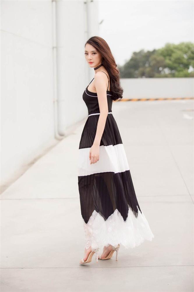 Cô bạn thân khoe thềm ngực sexy gây chú ý hơn Nhã Phương là ai?-13