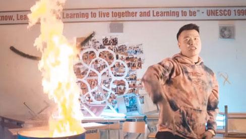 Vụ rapper bị tố vào trường Ams đốt sách vở: Con trai tổ trưởng tổ bảo vệ là người đưa ekip quay MV vào phòng học-2