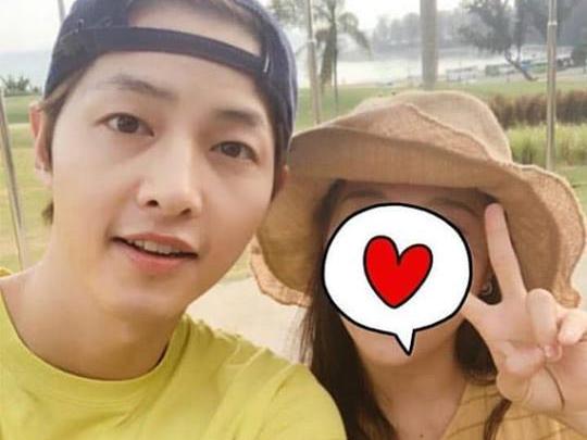 Dân mạng nháo nhào khi thấy Song Joong Ki chụp ảnh cùng cô gái che mặt bằng trái tim nhưng không phải Song Hye Kyo