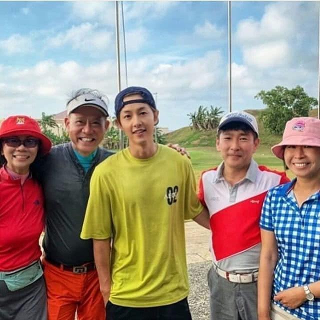 Dân mạng nháo nhào khi thấy Song Joong Ki chụp ảnh cùng cô gái che mặt bằng trái tim nhưng không phải Song Hye Kyo-3