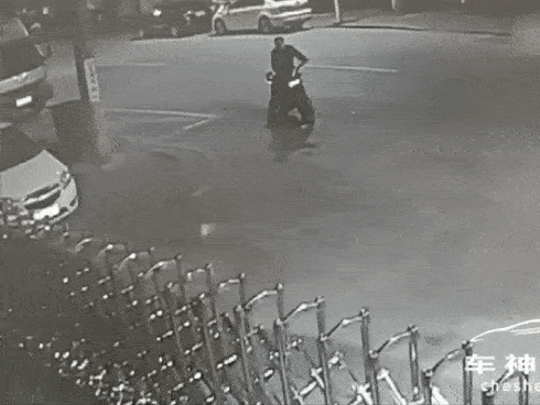 Người đàn ông say rượu ngoi lên giữa đống bùn đen như phim kinh dị-4