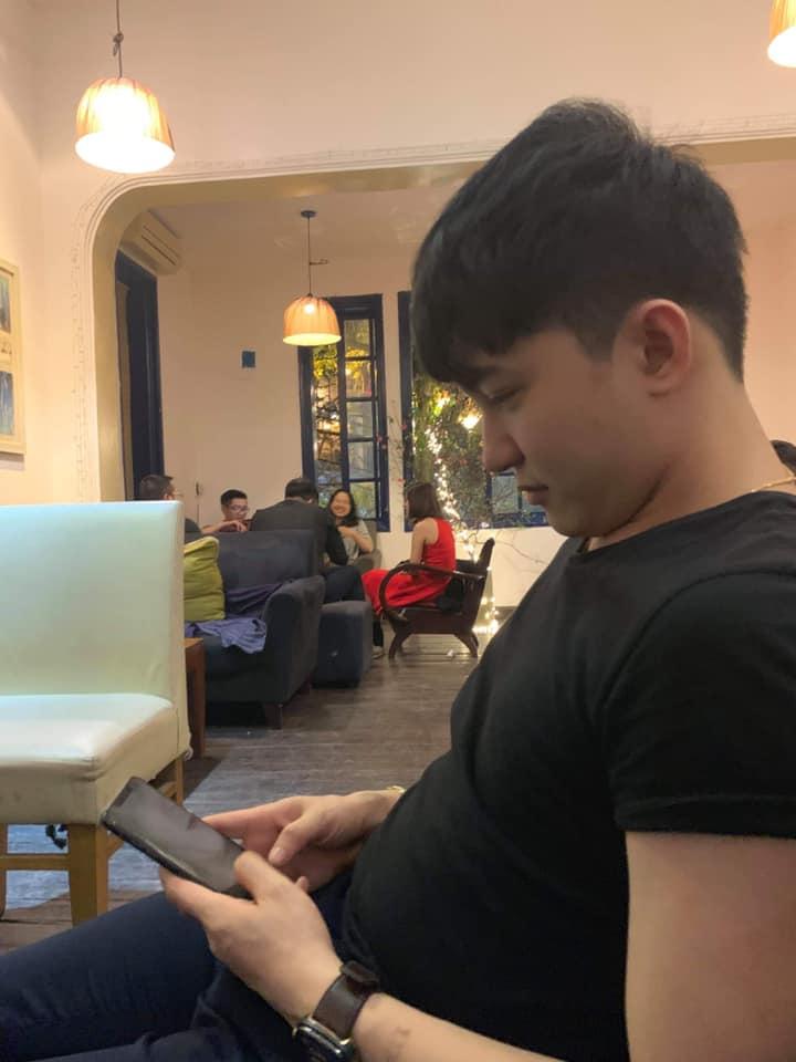 Phương Ly gây shock với khoảnh khắc nằm bất động trên nền nhà, xung quanh được boss bảo vệ-2