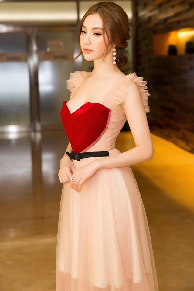 Phương Ly gây shock với khoảnh khắc nằm bất động trên nền nhà, xung quanh được boss bảo vệ-11