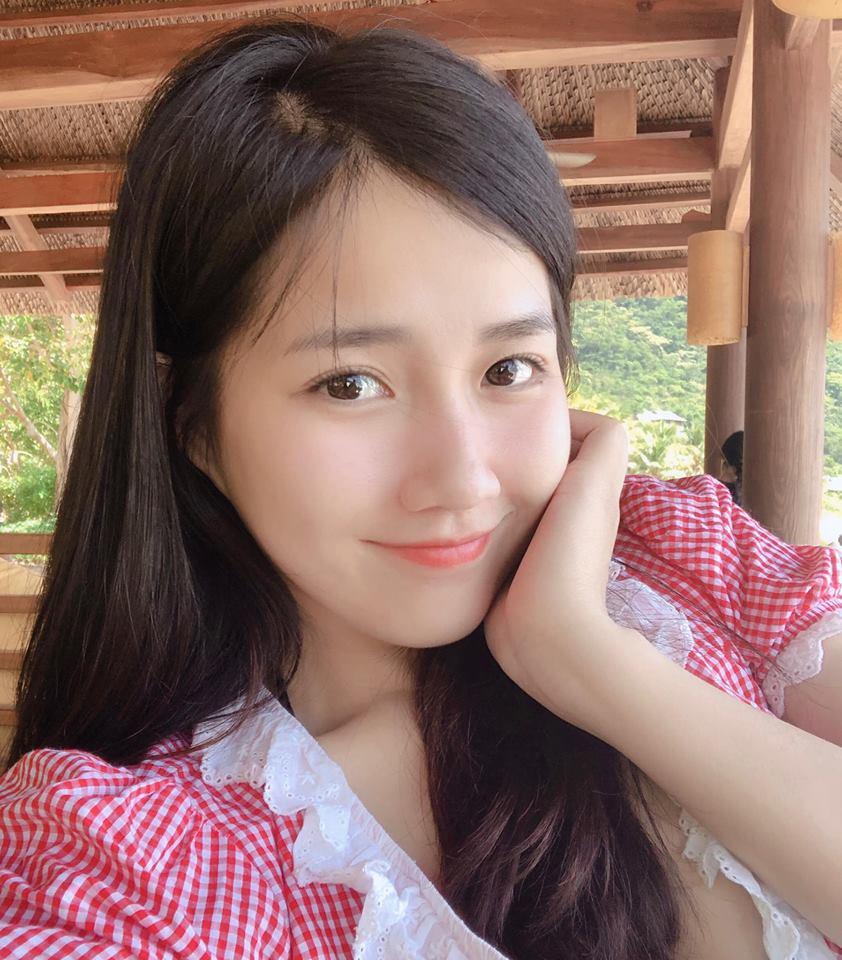 Phương Ly gây shock với khoảnh khắc nằm bất động trên nền nhà, xung quanh được boss bảo vệ-10