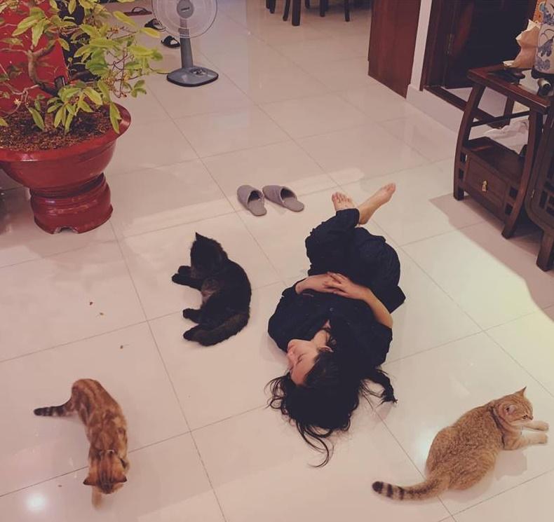 Phương Ly gây shock với khoảnh khắc nằm bất động trên nền nhà, xung quanh được boss bảo vệ-1